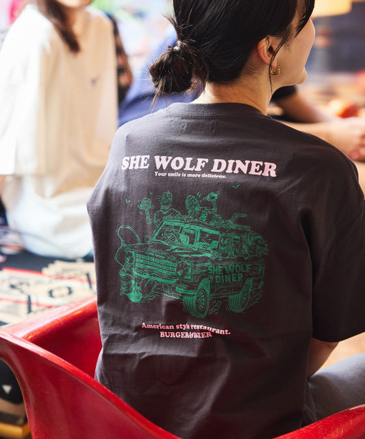FREAK'S STORE x SHE WOLF DINER 汽車插圖T恤